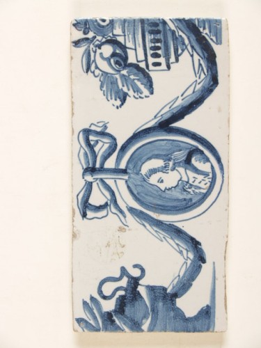 Randtegel met een blauwwit guirlandedecor met een portret medaillon